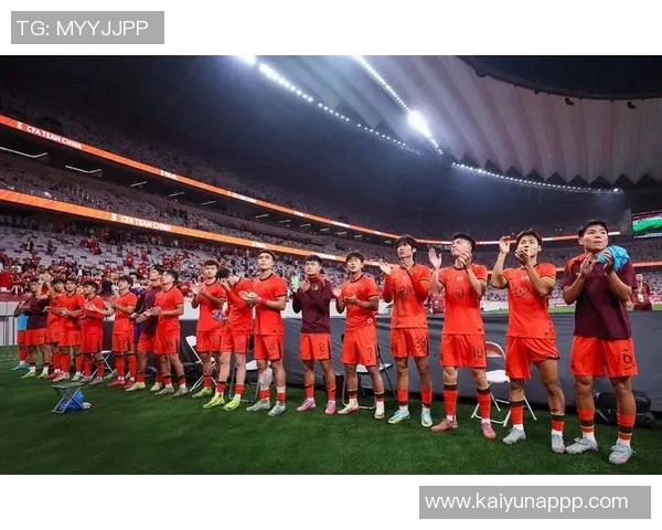 媒体人分享U22国足谢场视频见证胜利球队在雄起声中感动离场