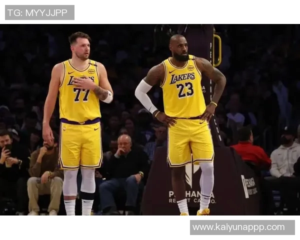 小里与拉拉维亚合影NBA商店东契奇调侃球迷买不买自己球衣