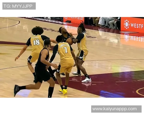 米切尔第三节伤退仅得15分2板2助球迷心痛不已遗憾难忍